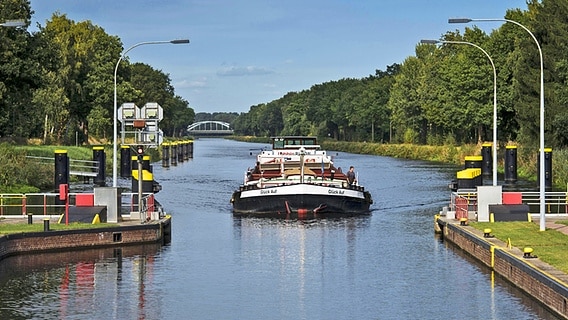 Ein Frachtschiff fährt in eine Schleuse des Elbe-Lübeck-Kanals. © imageBROKER Foto: Stefan Härtel