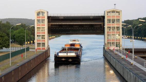 Ein Frachtschiff fährt in die Schleuse Geesthacht. © Metropolregion Hamburg Foto: Sven Bardua