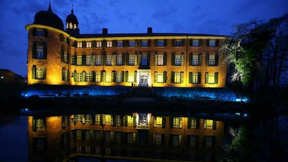 Eutiner Schloss in gelbem Licht © dpa Foto: Carsten Rehder