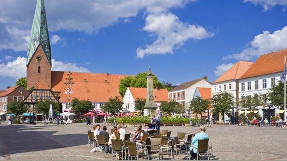 Der Marktatz von Eutin, m Hintergrund die Michaeliskirche.  pl © imago stock&people 