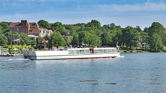 Ausflugsschiff auf dem Dieksee bei Bad Malente © fotolia Foto: travelpeter