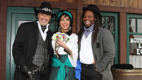 Timothy Peach, Dunja Rajter und Mola Adebisi in Kostümen bei den Karl-May-Spielen in Bad Segeberg 2012. © picture alliance / Geisler-Fotopress 