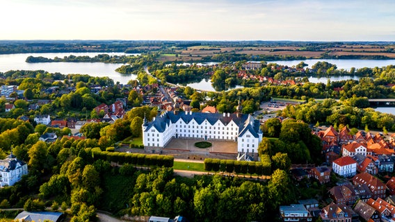 Luftaufnahme der Stadt Plön mit Schloss und Altstadt. © Picture-Alliance / xim.gs 