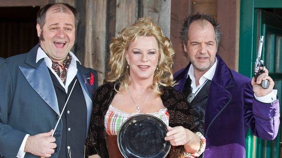 Markus Majowski, Lisa Fitz, Marek Erhardt (v.l.) bei den Karl-May-Spielen in Bad Segeberg 2011. © picture alliance / dpa Foto: Markus Scholz