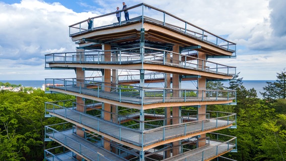 Blick auf den 33 Meter hohen Aussichtsturm des Baumwipfelpfads in Heringsdorf auf Usedom. Blick auf den 33 Meter hohen Aussichtsturm des Baumwipfelpfads in Heringsdorf auf Usedom. © Picture-Alliance/ dpa /dpa-Zentralbild Foto: Jens Büttner