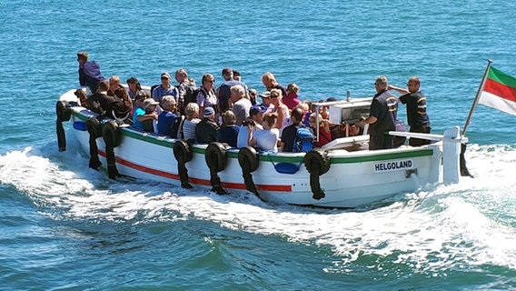 Fahrgäste einer Helgoland-Fähre werden mit einem Börteboot eingeschifft. © NDR / Oliver Klebb 