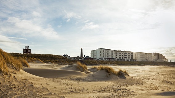 Blick vom Strand auf eine Häuserzeile und den Neuen Leuchtturm auf der Insel Borkum. © Colourbox Foto: Oliver Hoffmann