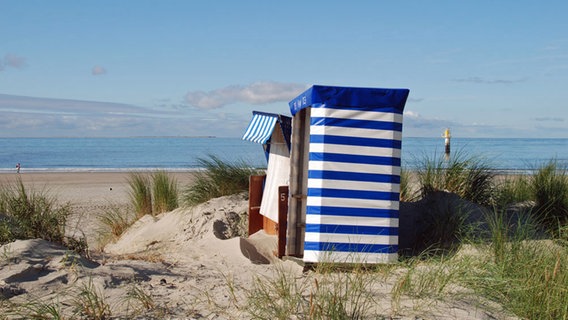 Strandkorb und Strandzelt auf einer Düne der Insel Borkum. © NDR Foto: Schulte