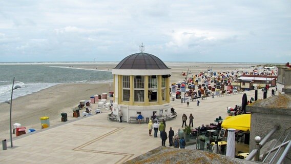 Blick auf den Strand und den Pavillon auf der Insel Borkum. © NDR Foto: Carsten Valk