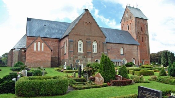 Rückansicht der St. Johanniskirche in Nieblum auf Föhr. © NDR Foto: Kathrin Weber