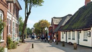 Straße mit alten Häusern in Wyk auf Föhr. © NDR Foto: Kathrin Weber