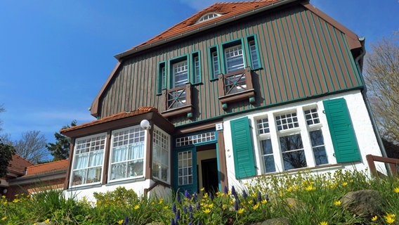 Das Gerhart-Hauptmann-Haus in Kloster auf der Insel Hiddensee. © picture alliance / dpa Foto: Waltraud Grubitzsch