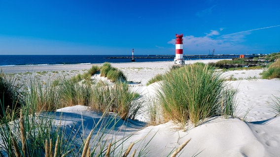 Strand und Leuchtturm auf der Helgoländer Düne © picture-alliance / Bildagentur Huber 