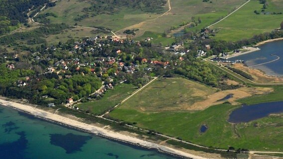 Luftbild des Ortes Kloster auf der Insel Hiddensee © imago Foto: Wolfgang Fiedler
