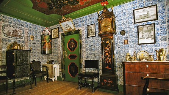 Blick in den Königspesl, einen Raum eines historischen Hauses auf der Hanswarft auf der Hallig Hooge. © picture-alliance / HB Verlag 