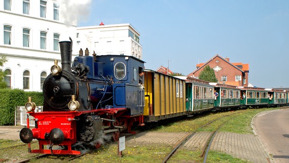 Zug der Borkumer Kleinbahn mit Dampflok © Aktien-Gesellschaft "EMS" 