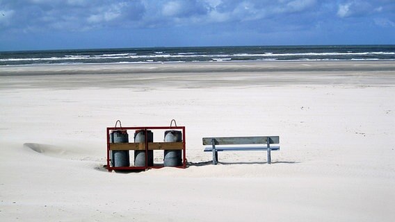Eine Bank und Mülltonnen am Strand von Langeoog. © NDR Foto: Bärbel Fening