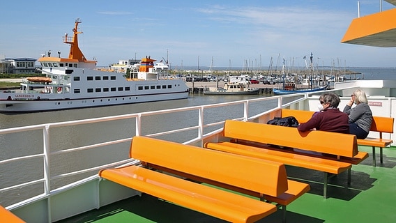 Blick von einer Langeoog-Fähre auf den Hafen. © imago images / localpic 