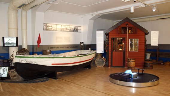 Ausstellung im Inselmuseum Helgoland mit Börteboot und Hummerbude. © NDR Foto: Janine Artist