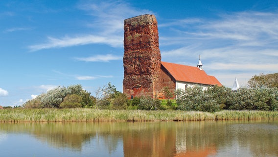 Blick auf die Alte Kirche auf der Nordseeinsel Pellworm. © Kur- und Tourismusservice Pellworm 