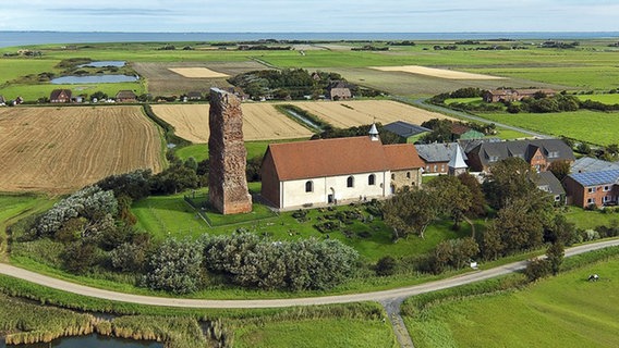 Blick auf die Alte Kirche auf der Nordseeinsel Pellworm © Kur- und Tourismusservice Pellworm 