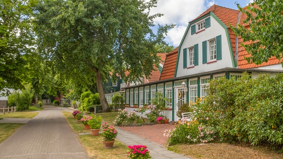 Schönes Haus mit Krüppelwalmdach auf der Insel Spiekeroog. © Colourbox Foto: -