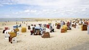 Urlauber am Hauptstrand auf Borkum. © imago/photothek 