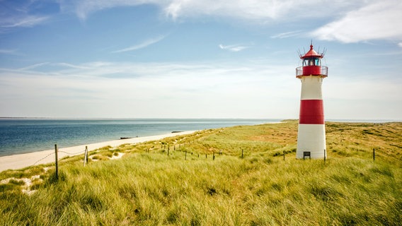 Blick auf den Leuchtturm List Ost, die Nordsee und den Strand auf Sylt. © fotolia Foto: andhal