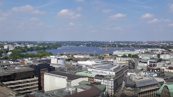 Ausblick auf die Stadt Hamburg vom Turm der St. Jacobi-Kirche.  Foto: Kathrin Weber