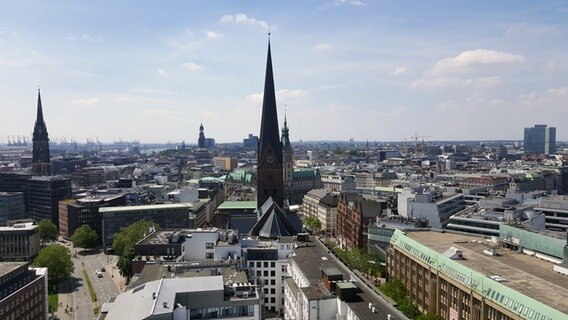 Ausblick auf die Stadt Hamburg vom Turm der St. Jacobi-Kirche. © NDR Foto: Kathrin Weber