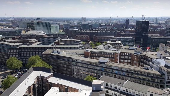 Ausblick auf die Stadt Hamburg vom Turm der St. Jacobi-Kirche.  Foto: Kathrin Weber