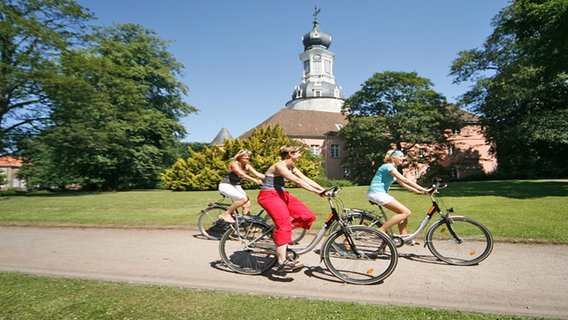 Radlerinnen im Schlosspark von Jever. © Ostfriesland.de 