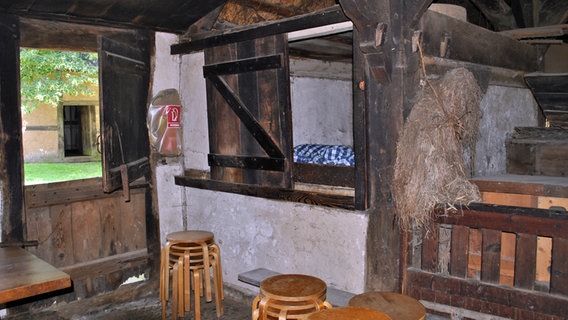 Ein Bett in einem Bauernhaus im Kiekeberg-Museum.  