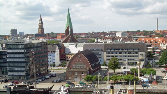 Blick auf das Zentrum von Kiel mit Rathaus, St. Nikolaikirche und Schifffahrtsmuseum © NDR Foto: Kathrin Weber