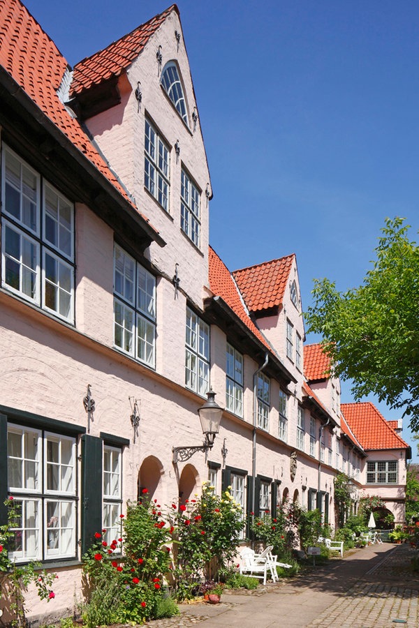 Blick in den Füchtlingshof, ein altes Gängeviertel in der Lübecker Altstadt. © imago images/imagebroker Foto: Torsten Krüger