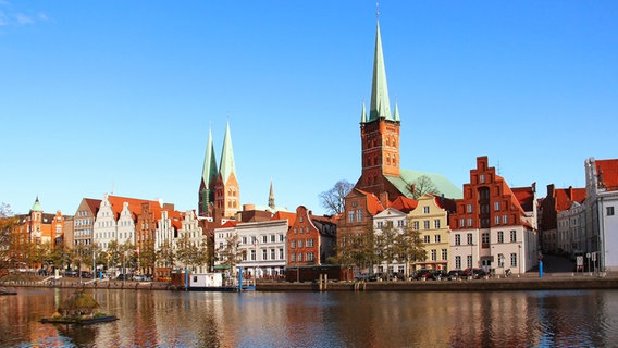 Blick auf die Trave und die Lübecker Altstadt mit den Kirchen St. Petri und St. Marien. © Colourbox Foto: Olena Buyskykh