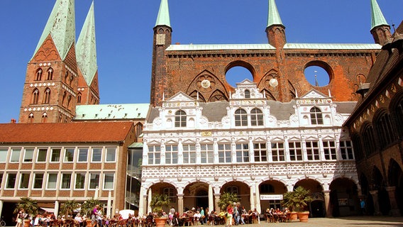 Blick auf einen Flügel des Lübecker Rathauses und die Marienkirche. © NDR Foto: Kathrin Weber