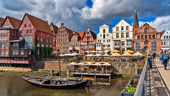 Gebäude am Wasser und ein altes Boot am Lüneburger Stintmarkt. © dpa / picture alliance Foto: Jochen Tack