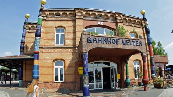 Der Hundertwassser-Bahnhof in Uelzen von außen. © Picture-Alliance / dpa Foto: Peter Steffen