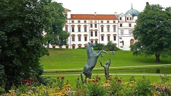 Schloss und Schlosspark Celle mit der Bronzeplastik "Hengst Wohlklang in der Freiheitsdressur" © NDR Foto: Axel Franz