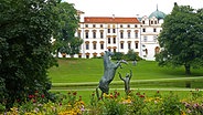 Schloss und Schlosspark Celle mit der Bronzeplastik "Hengst Wohlklang in der Freiheitsdressur" © NDR Foto: Axel Franz