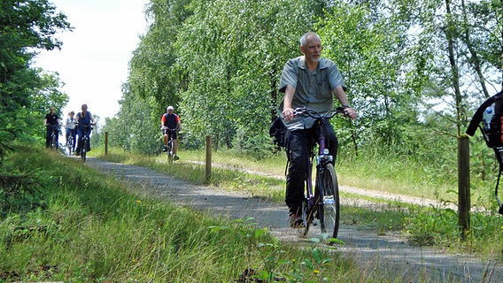 Radfahrer in der Lüneburger Heide © NDR Foto: Axel Franz