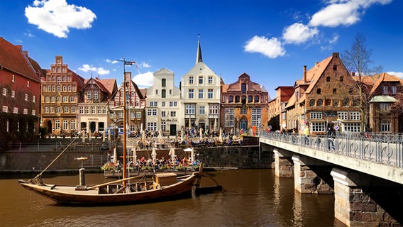 Blick auf die Häuserzeile am Stintmarkt in Lüneburg. © Fotolia.com Foto: kameraauge