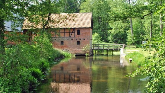 Eine alte Wassermühle an der Luhe bei Wohlenbüttel. © NDR.de Foto: Janine Kühl