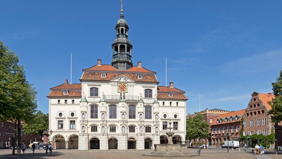Das Rathaus von Lüneburg vom Marktplatz aus gesehen. © picture alliance / imageBROKER Foto: Siegfried Kuttig