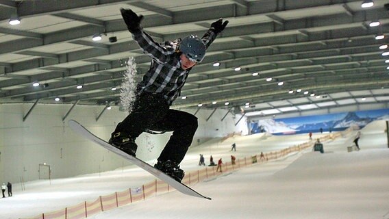 Snowboarder im Snowdome Bispingen © dpa - Report 