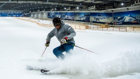 Ein Skifahrer bremst ab in der Skihalle Snow Dome in Bispingen. © picture alliance/dpa Foto: Sina Schuldt