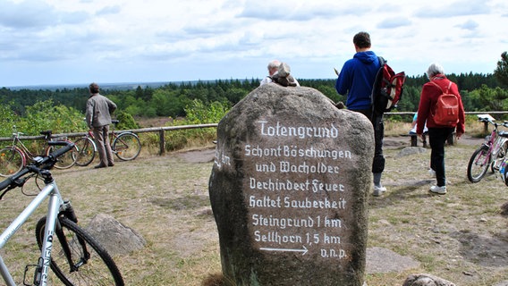 Stein mit der Aufschrift Totengrund bei Wilsede © NDR.de Foto: Janine Kühl