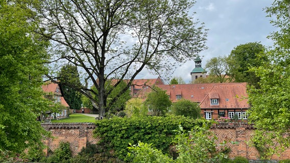Das Kloster Walsrode mit seinen Nebengebäuden und der roten Backsteinmauer © Barbara von Hövel / Klosterkammer Hannover 
