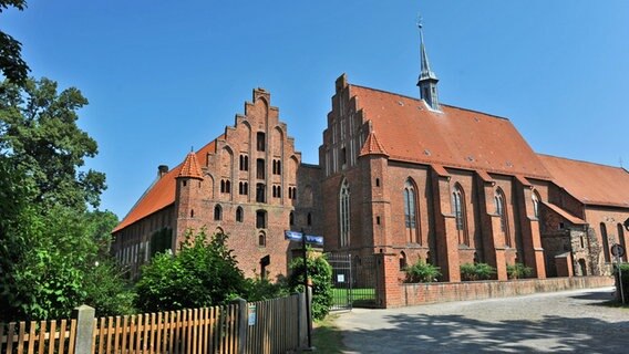Blick auf das mittelalterliche Klosters Wienhausen südöstlich von Celle. © picture alliance / Zoonar Foto: Markus Hötzel